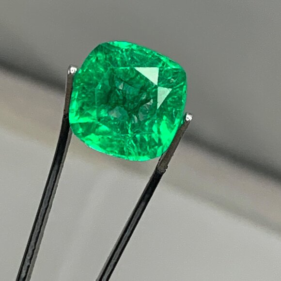 Emerald Green Gemstone loose - Picture 1 of 12